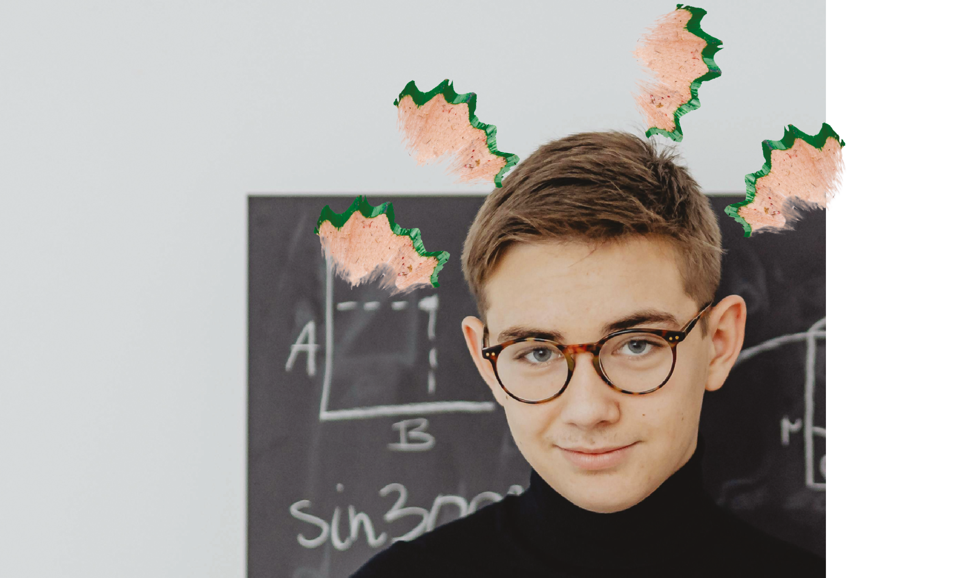 Ein Schüler mit Brille steht vor einer Tafel mit mathematischen Formeln und blickt in die Kamera, dekoriert mit Bleistiftspänen.